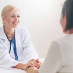 Komunikasi Terapeutik: Cara Menenangkan Pasien dan Keluarga dalam Situasi Kritis